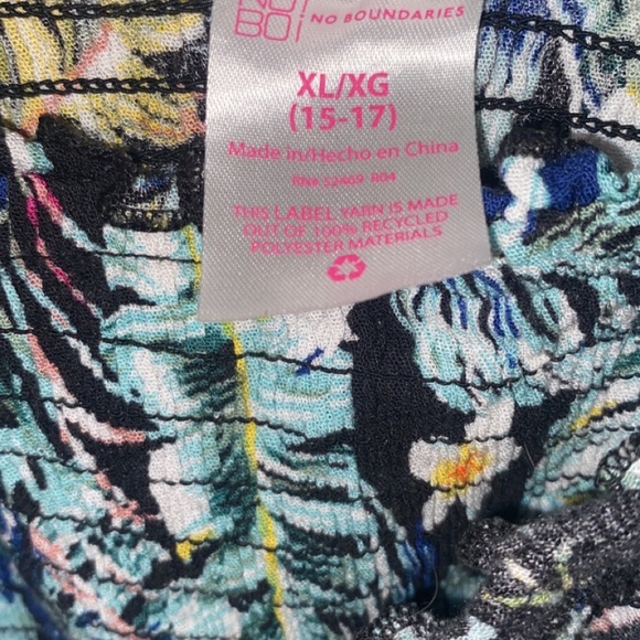 Two piece set with a crop tank and matching pants - Picture 3 of 4